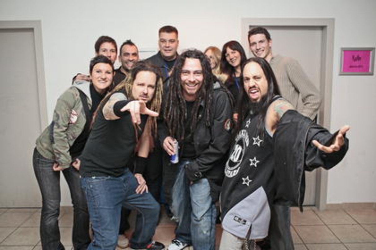Feierten backstage weiter (v.l.n.r.): Clara von Hartz, Fabian Gerhartz, Ozan Sinan (alle Lab One), Jonathan Davis (Korn), Gerhard Mayrhofer (O2), James "Munky" Shaffer (Korn), Miriam Winkl...