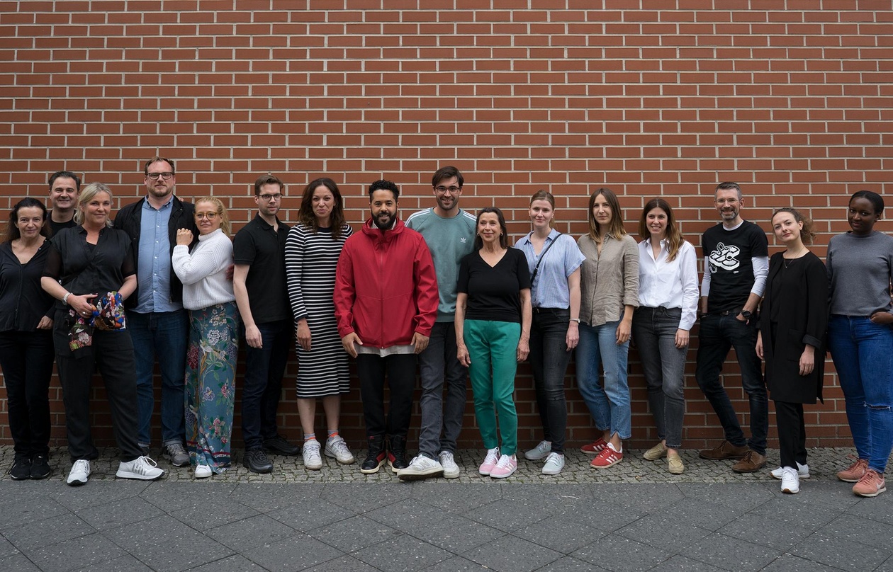 Bei der Präsentation in Berlin: Adel Tawil (8. von links) und sein Team