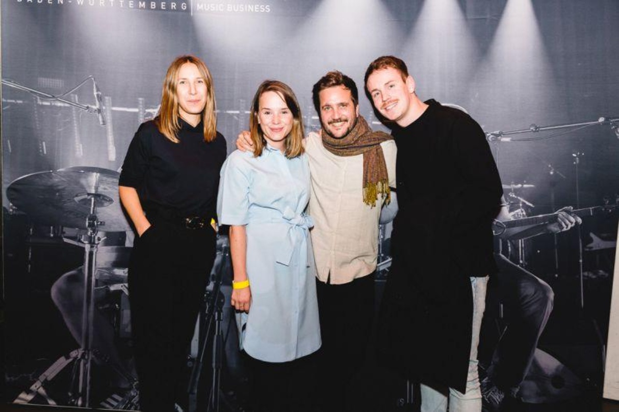 Bilden die externe Jury des YouTube Career Funding (von links): Laura Noel (BMG), Kiki Ganzemüller (YouTube), Julian Krohn (White Horse Music) und Johannes Scholz (Irrsinn Tonträger)