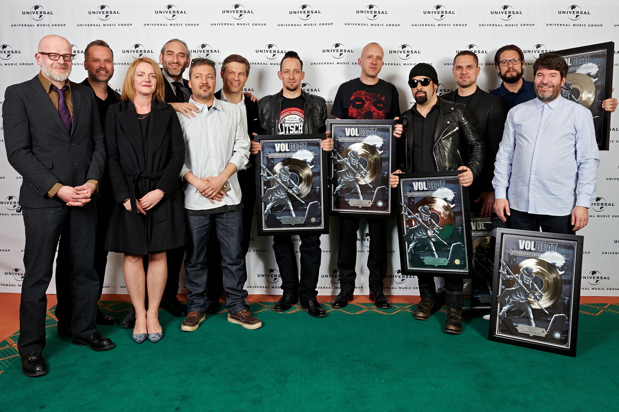 Bei der Platin-Verleihung für Volbeat (von links): Andreas Därmann, Uli Genschell, Simone Behrens, Daniel Lieberberg, Jonas Fjelding, Volbeat, Siggi Schuller, Frank Briegmann, Gregory Port...