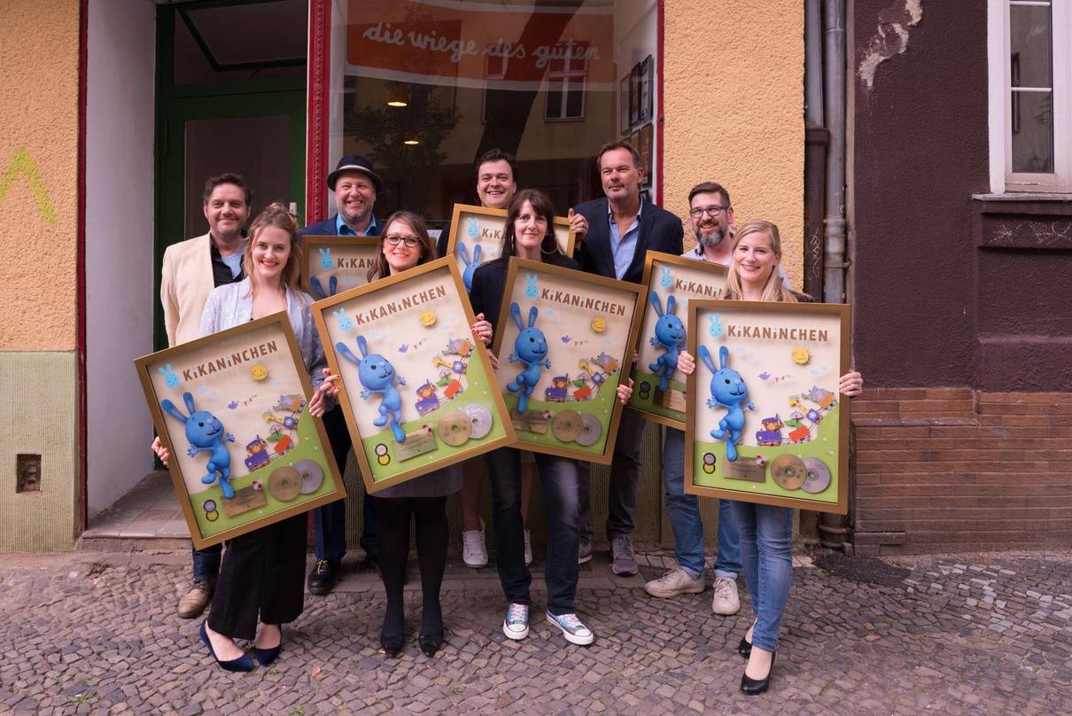 Über die "Kikanichen"-Awards freuten sich in Berlin (von links): Jörg Hackelbörger (Senior Product Manager Universal Music Family Entertainment), Maximiliane Häcke (Stimme Kikaninchen), Ud...