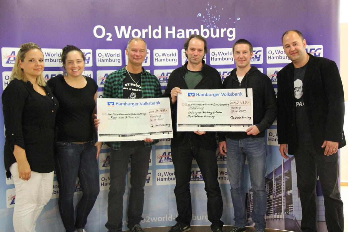 Trafen sich zur Scheckübergabe (von links): Anne-Kathrin Wudtke (Event Assistant O2 World Hamburg), Stefanie Hanisch (Junior Event Manager O2 World Hamburg), Peter Achner (Rock Kids), Kars...
