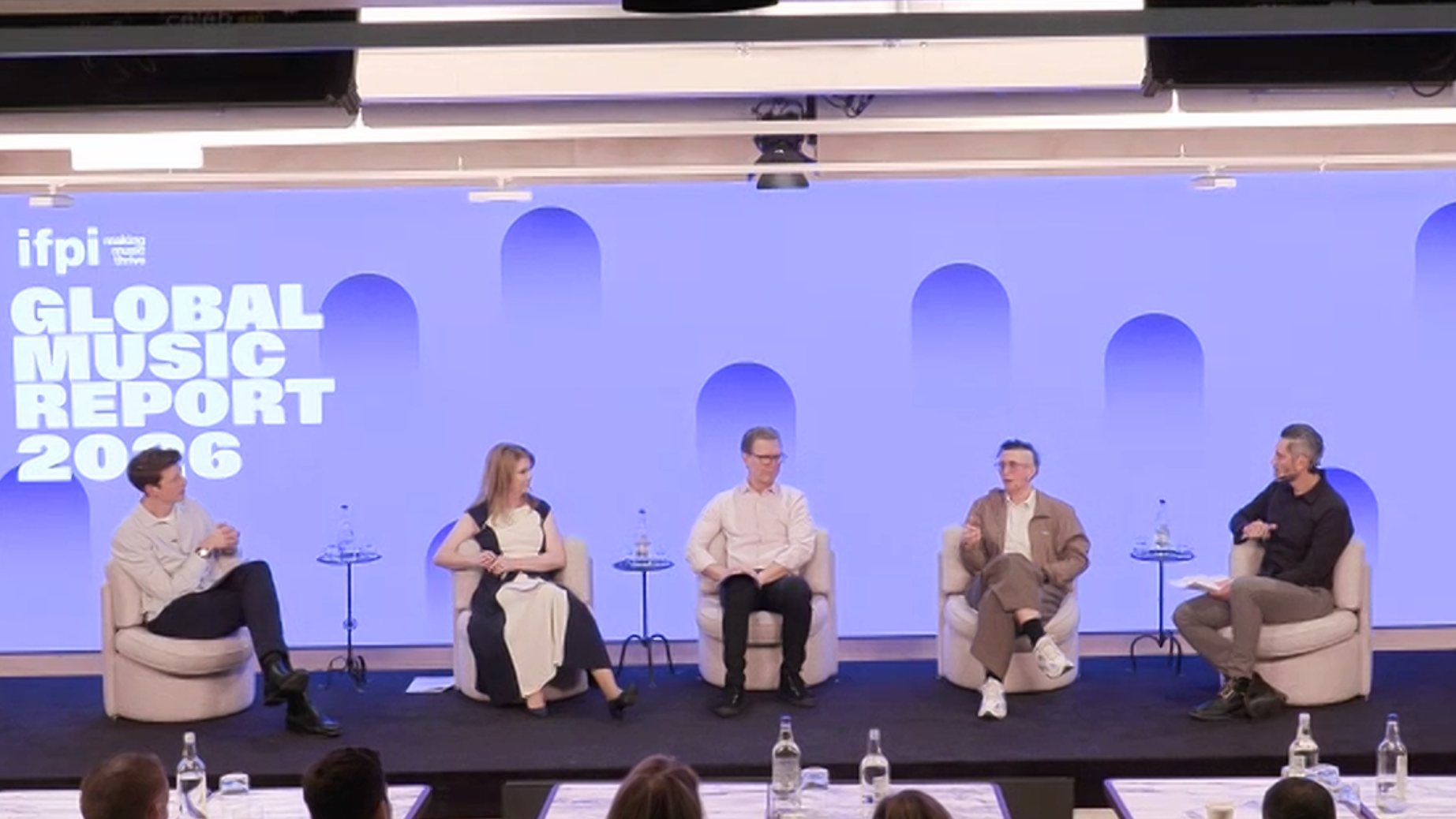 Sprachen in London be der Vorstellung des "Global Music Report" der IFPI über die Entwicklung im weltweiten Musikmarkt (von links): John.Blewett (IFPI), Victoria Oakley (IFPI), Dennis Kook...