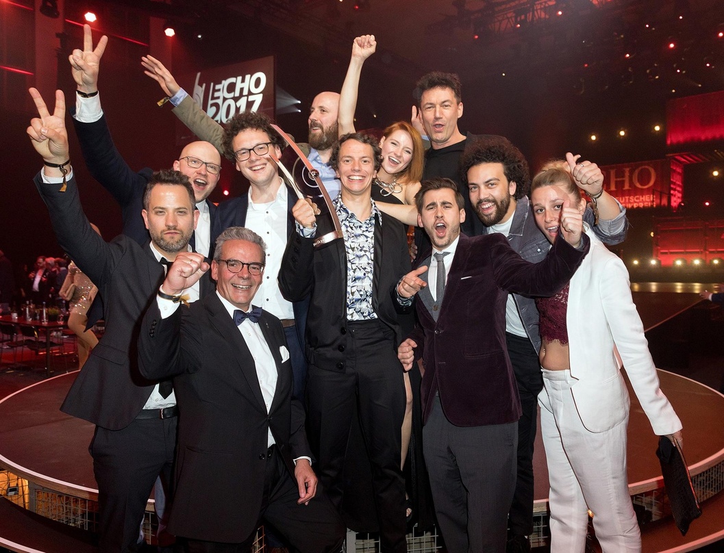 Feiern ein überaus erfolgreiches Jahr für Sony Music beim Echo 2017: die Sony-Music-Künstler und ihr Team von Sony Music