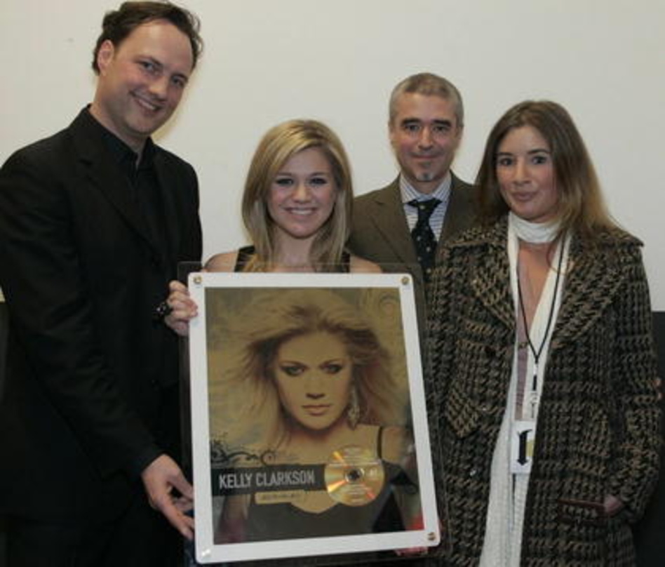 f6a760353740a9e801abb4db00cb15720c0ed20514672ccb487ddc6c30acd3ec Ausgezeichnet: Kelly Clarkson und ihr Sony-BMG-Team