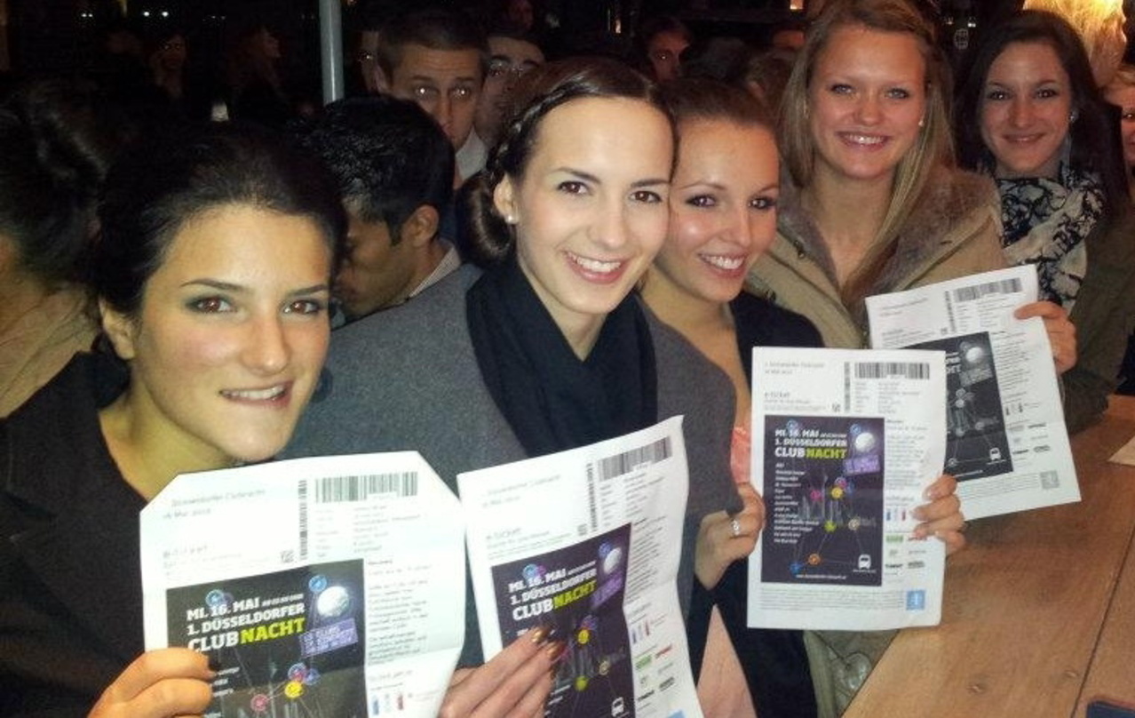 Zogen mit ausgedruckten Tickets durch die Clubs: Besucherinnen der 1. Düsseldorfer Clubnacht