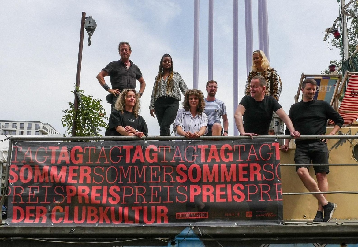 f708994df78b7b1955a24b39eea1fefe0b2818c4ec4a1d64641ecbd70ecc1845 Bei der Pressekonferenz auf dem Sage Club (von links): Sascha Disselkamp, Katja Lucker, Lewamm 'Lu' Ghebremariam, Katharin Ahrend, Marcel Weber, Klaus Lederer, Pamela Schobeß und Lutz Leic...