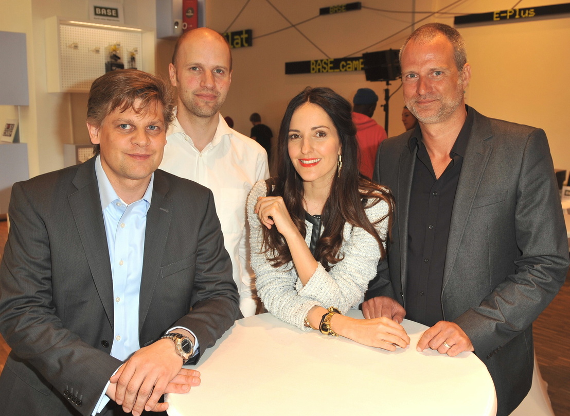 Bei der Präsentation unter dem Motto Base goes Music in Berlin (von links): Jens Berwig (E-Plus-Gruppe), Matthias Kothes (Base), Moderatorin Johanna Klum und Patric Niederländer (Rhapsody/...