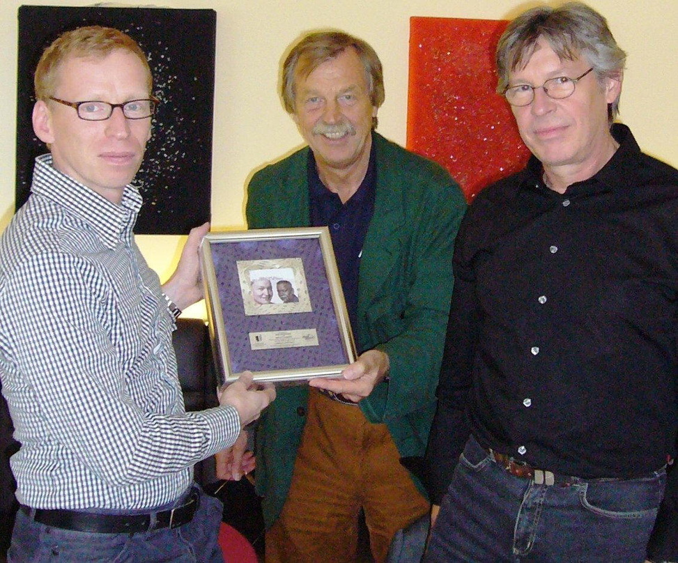 Präsentierten Platin: Dirk Mahlstedt, Siggi Loch und Michael Salamon||Freuten sich über den Platin-Jazzaward (v.l.n.r.): Dirk Mahlstedt (Director Distributed Labels edel contraire), ACT-La...