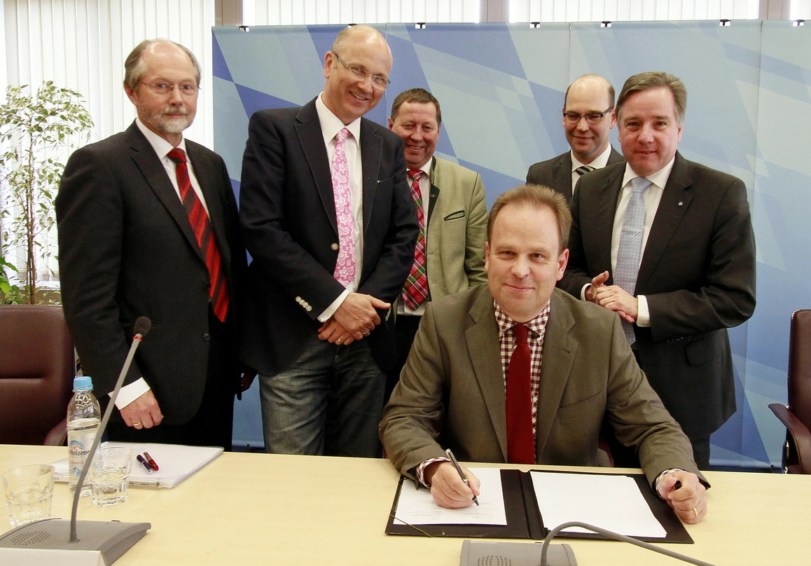 Legen den Kita-Streit für Bayern bei (v.l.n.r.): Reiner Knäusl (Geschäftsführendes Vorstandsmitglied des Bayerischen Städtetags), Dr. Uwe Brandl (Präsident des Bayerischen Gemeindetags), J...