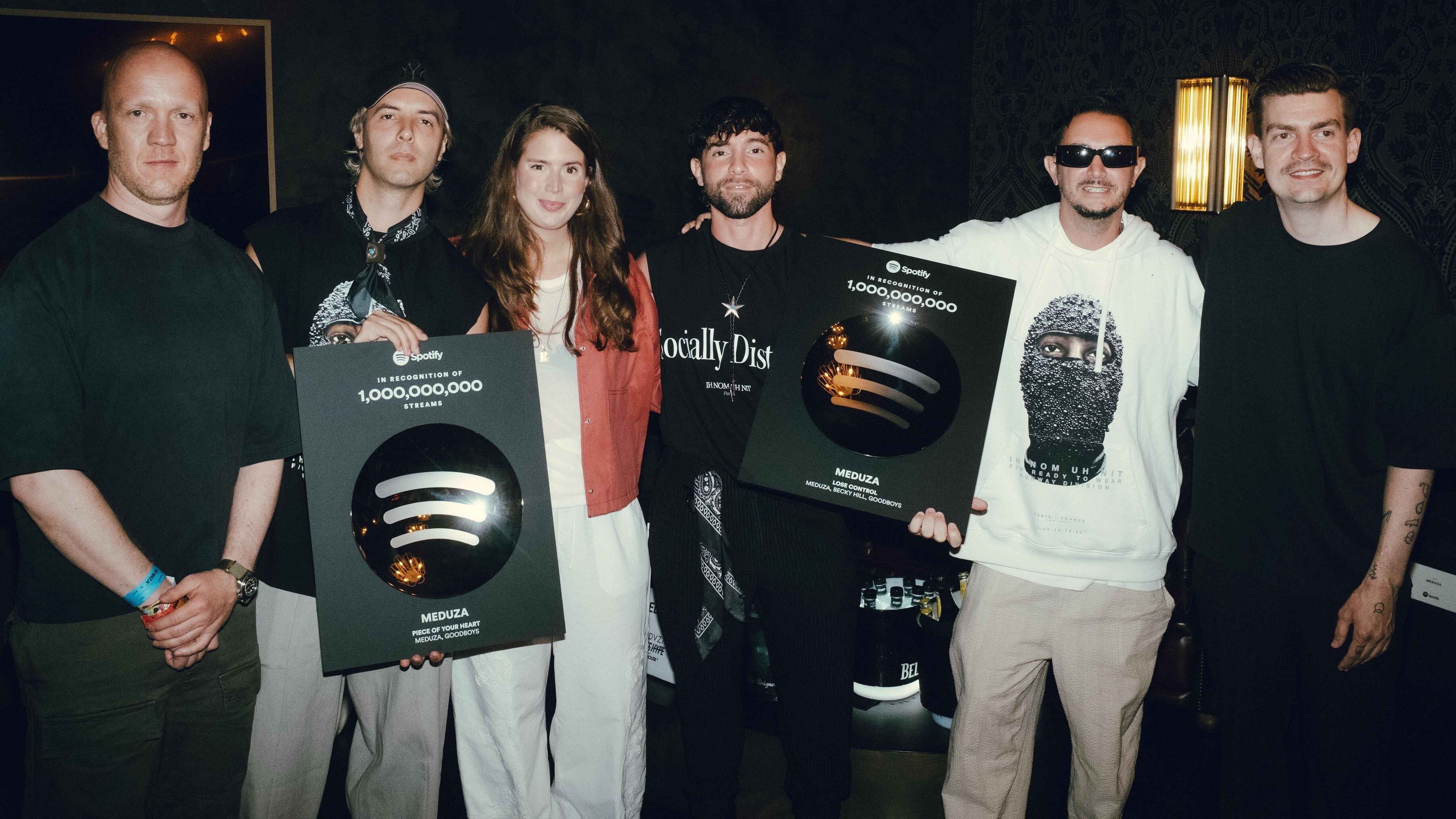 f750b4b5 474a 444e 9564 430464bcb95b Bei der Verleihung (von links): Alexander Neipp (Vice President Virgin Records/Marketing), Mattia Vitale (Meduza), Carina Hahnefeld (Senior Manager Streaming/International Streaming Univer...