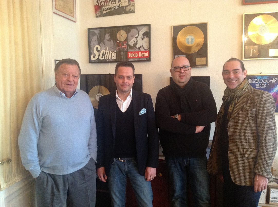 Nach der Vertragsunterzeichnung (von links): Rolf Baierle (Managing Director Roba Music Publishing), Franz Fischer, Andy Ludyk (Management Franz Fischer) und Nelson van Heuvel (Producer Fr...