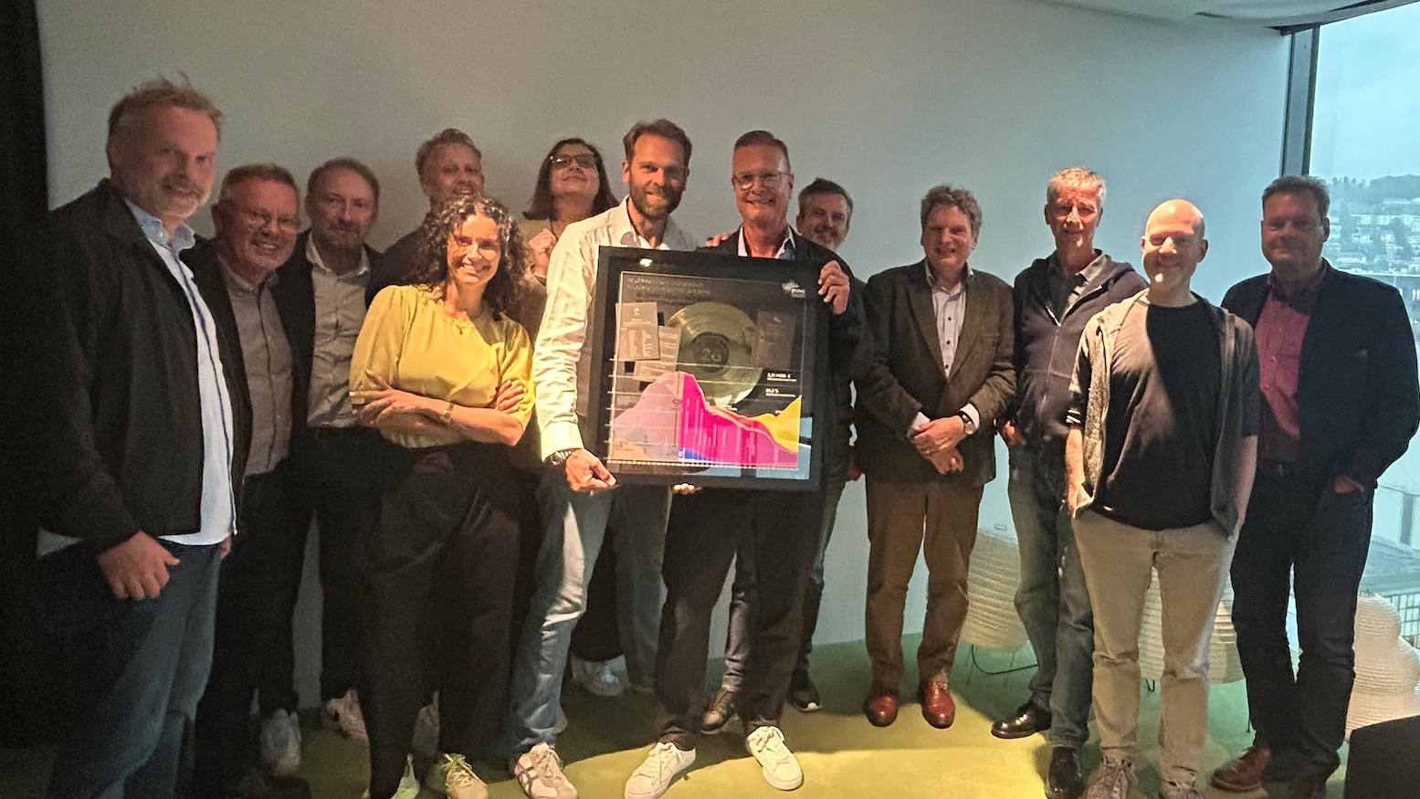 f7969aa4 53ee 4864 8e04 7c693bd619c3 Mit Sonder-Award: der BVMI-Vorstandsvorsitzende Florian Drücke (7. von links) überreicht zum Abschied von Henning Zimmermann aus dem Juristenkomitee des Verbands einen Sonder-Award an dena...