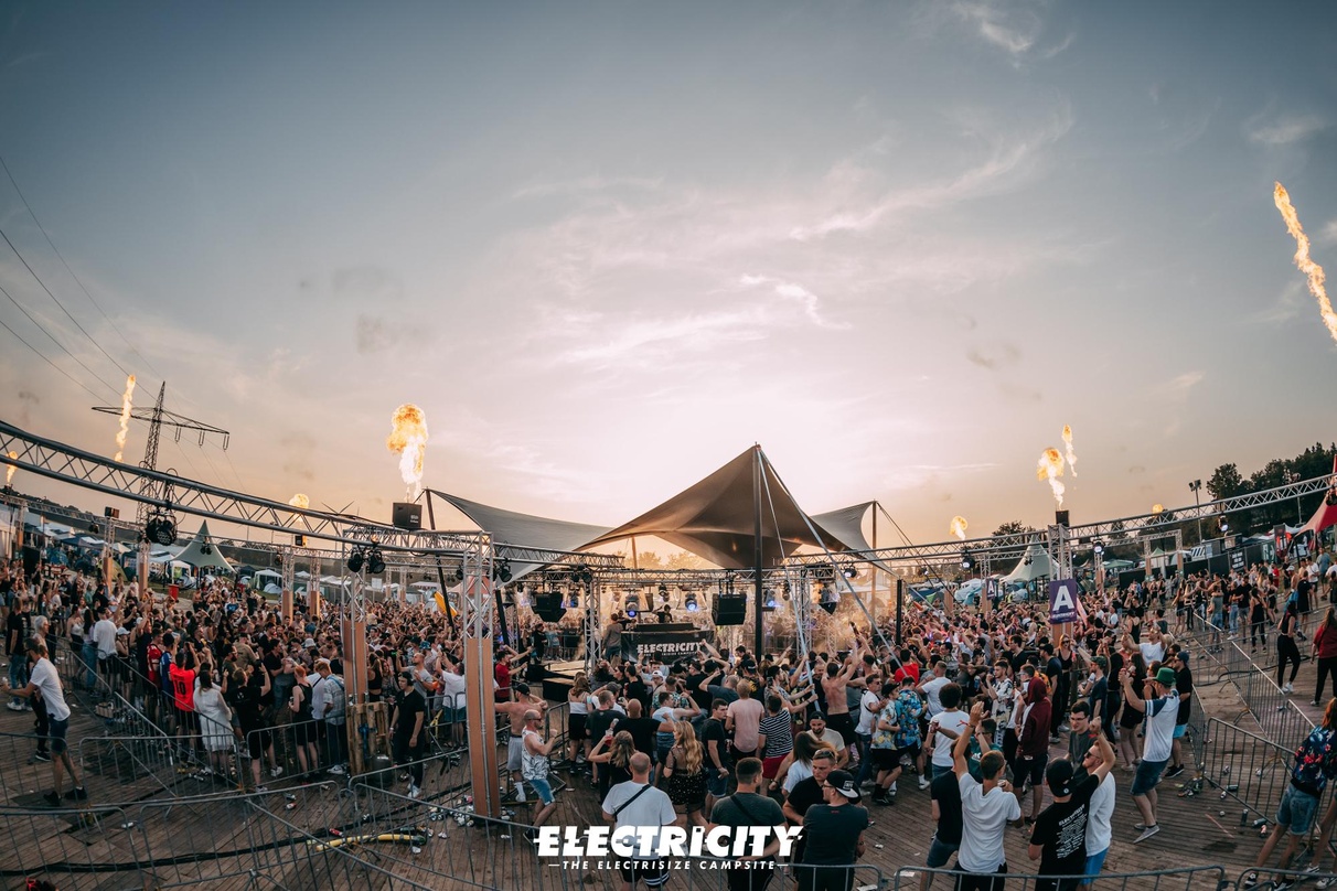 f79ba564a0a28bca7f8c47d6a039ff4afdf13ae6a18d143e8a1e54a51c568c09 So sah es 2021 aus: Festivalatmosphäre rund um die Electricity-360-Grad-Bühne