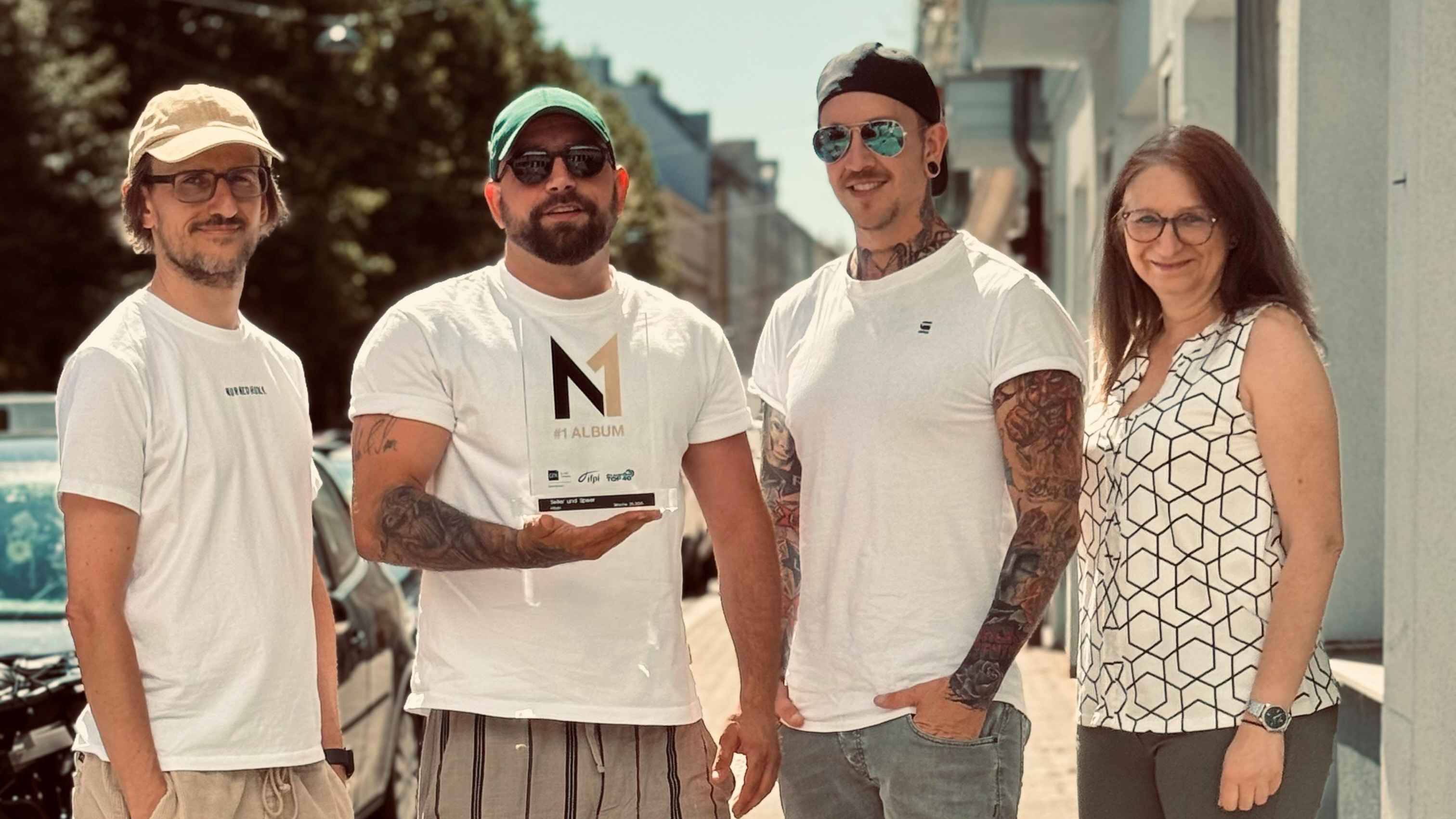 Bei der sonnigen Übergabe (von links): Christoph Gruber (GfK Entertainment), das Duo Seiler und Speer sowie Gaby Schönwiese (GfK Entertainment).