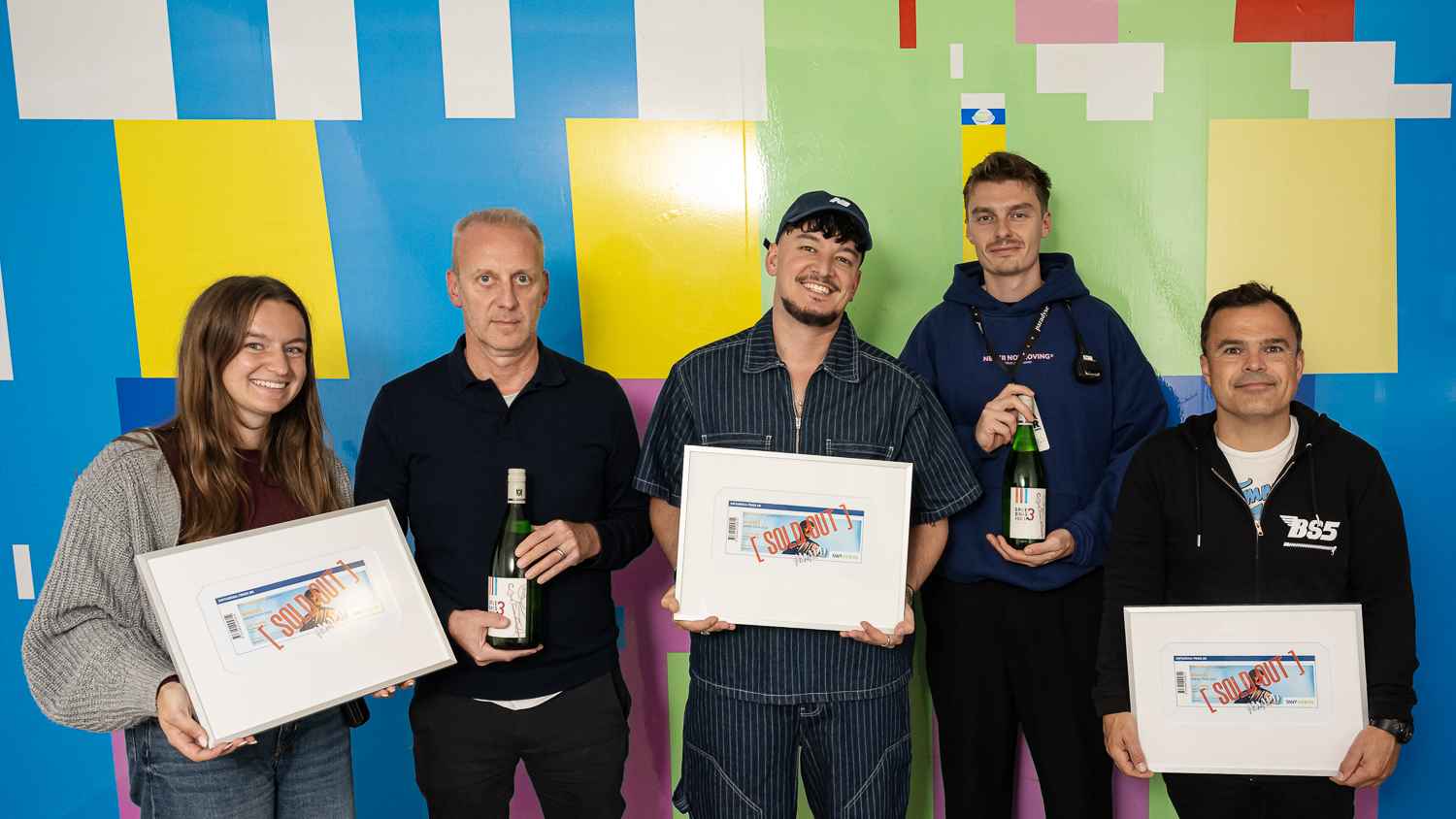 Posierten mit den Auszeichnungen: Montez (Mitte) mit MVG-Chef Arnd Landwehr (2. von links) sowie Popp-Concerts-Chef Oliver Thome (rechts).