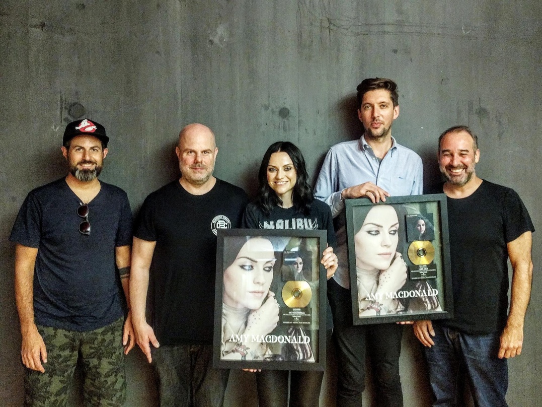 Vereint zur Goldübergabe (von links): Andreas Kessler (Product Manager Universal Music Switzerland), Bernd Blankenburg (Marketing Director Universal Music Switzerland), Amy Macdonald, Chri...