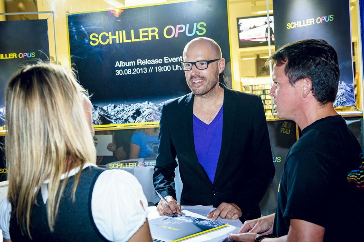 Schrieb bei L&P Classics viele Autogramme: Christopher von Deylen alias Schiller (M.)