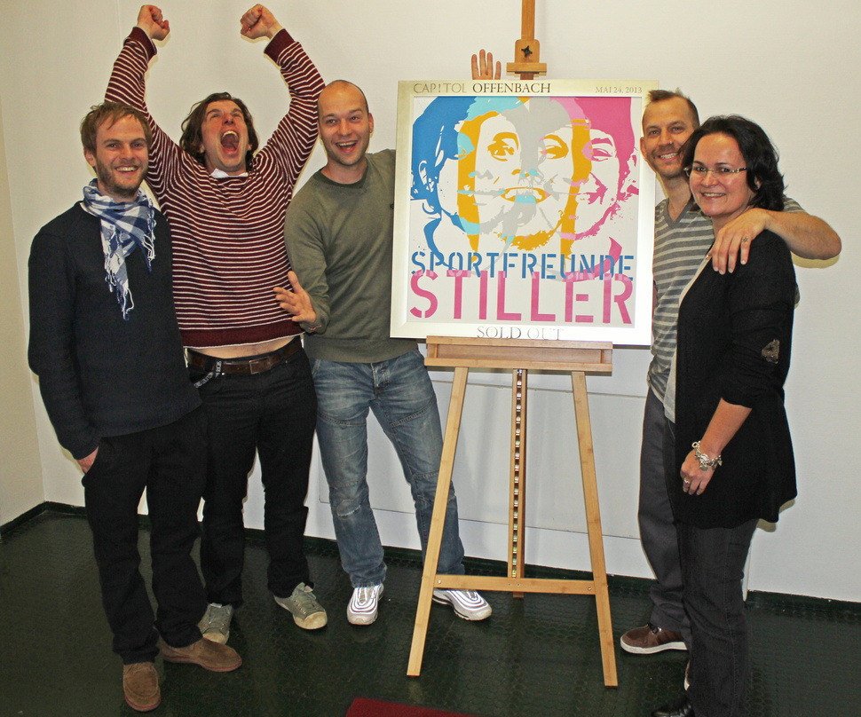 Trafen sich zur Preisverleihung (von links): Peter Brugger, Rüdiger Linhoff (beide Sportfreunde Stiller), Award-Designer Marcus Dörr (artmos4), Flo Weber (Sportfreunde Stiller) und Birgit ...