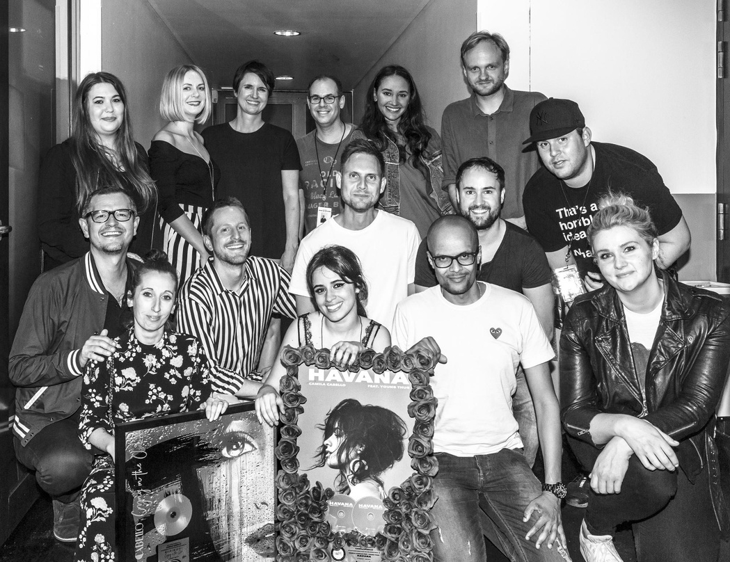 Bei der Edelmetallzeremonie in Berlin (hinten, von links): Sarah Heiß (Manager Editorial Brands Sony Music), Katie Kirk (Director Marketing Epic Records), Tine Fassomytakis (Senior Content...