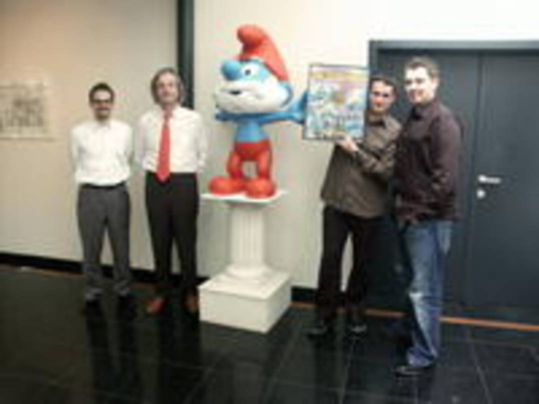f801a7c28e019c7ae99e5ff23bbdb4a49fa45658eebe5c1b02970423dbe77c72 Erhielten Schlumpfen-Gold (v.l.n.r): Dirk Ewald (Managing Director EMI Marketing), Hendrik Coysman (Director IMPS S.A., Lizenzgeber Schlümpfe), Papa Schlumpf, Sebastian A. Niemann (Product...