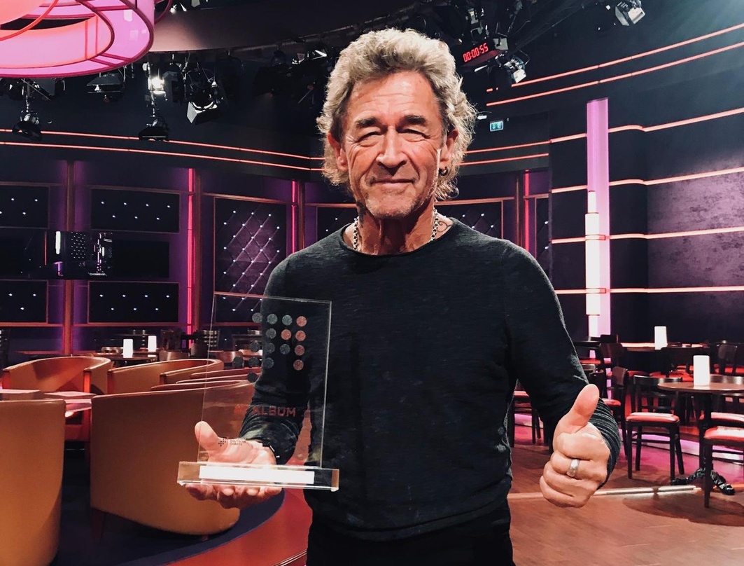 Natürlich auch ohne Strom wieder die Nummer eins: Longplay-Rekordhalter Peter Maffay, hier bereits mit dem Nummer-eins-Award der Offiziellen Deutschen Charts