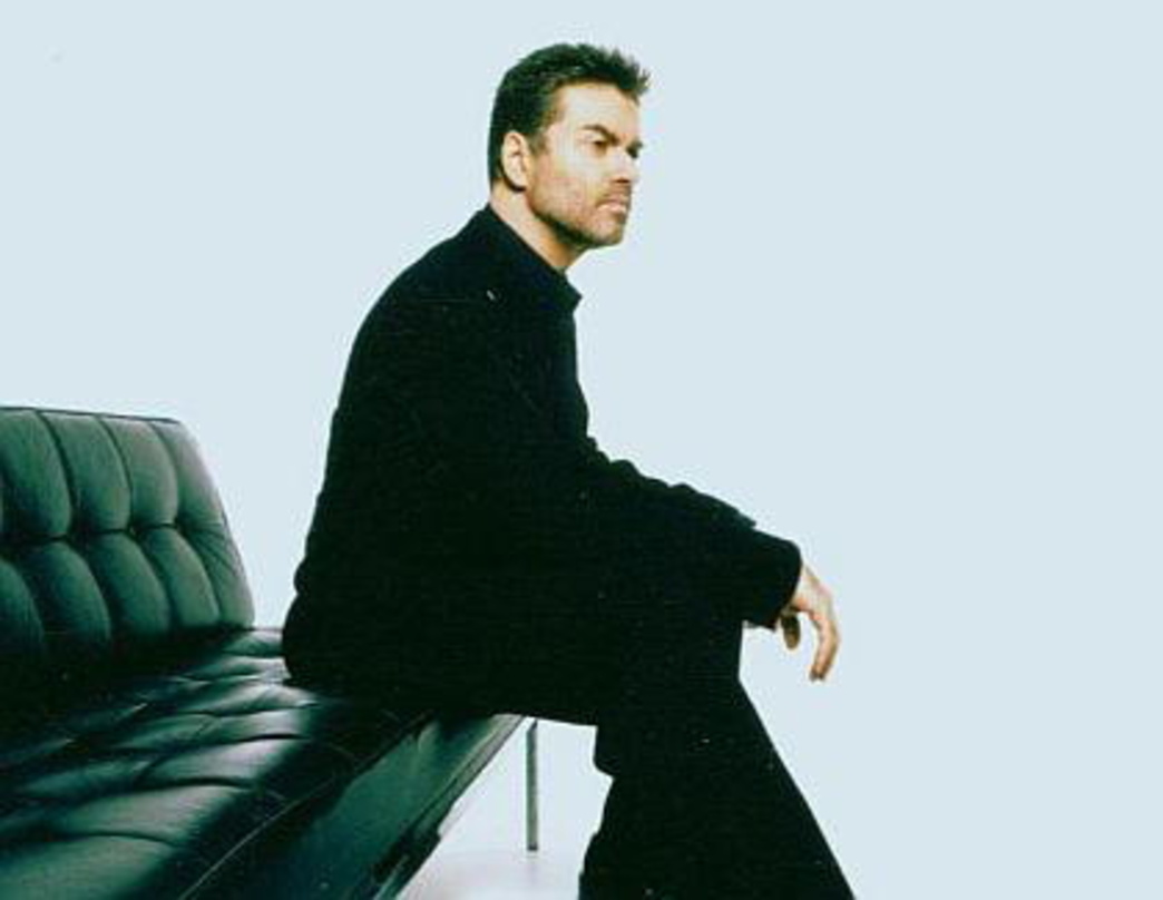 Zu Weihnachten macht es sich George Michael auf dem Sofa bequem