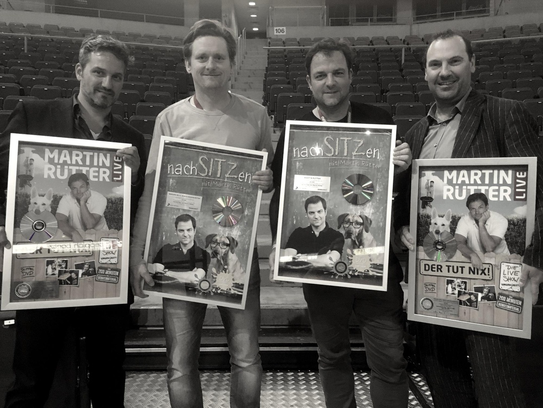 Bei der Awardübergabe in Oberhausen (von links): Sebastian Niemann (Brainpool), Michael Freitag (MINA-Entertainment), Martin Rütter und Armin Delmar (A&R/Senior Product Manager Sony Music ...
