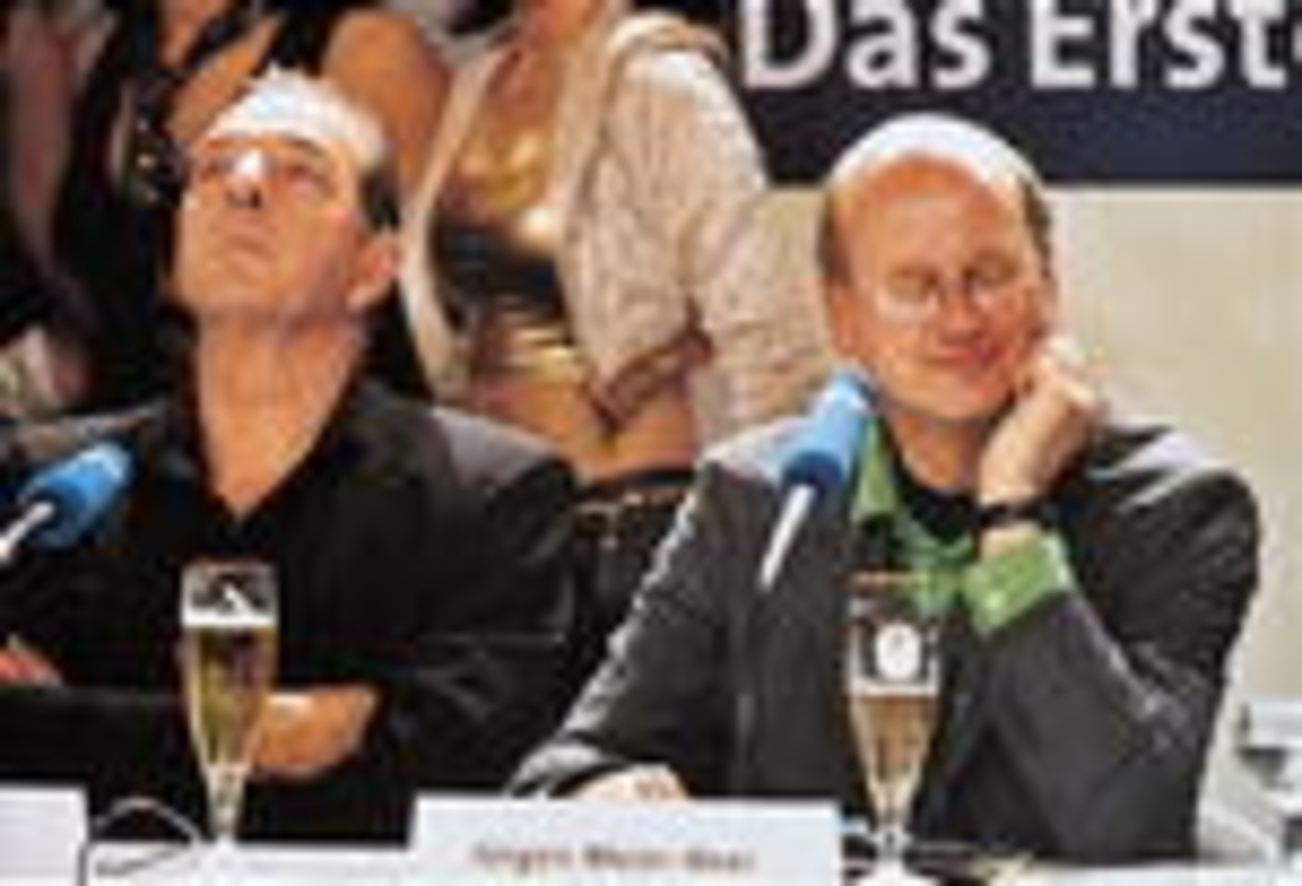 f83644853cb11131dd050001a167139b0b82d18f9007caa6a6a6d68280cd7cf5 In Siegerlaune: Ralph Siegel mit einem glücklichen Dr. Jürgen Meier-Beer (r.) bei der Pressekonferenz