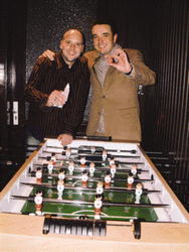 Zählten auch beim Tischfußball die Beats: Markus Gardeweg (A&R Kontor, l.) und Marc Romboy (Inhaber Alphabet City)