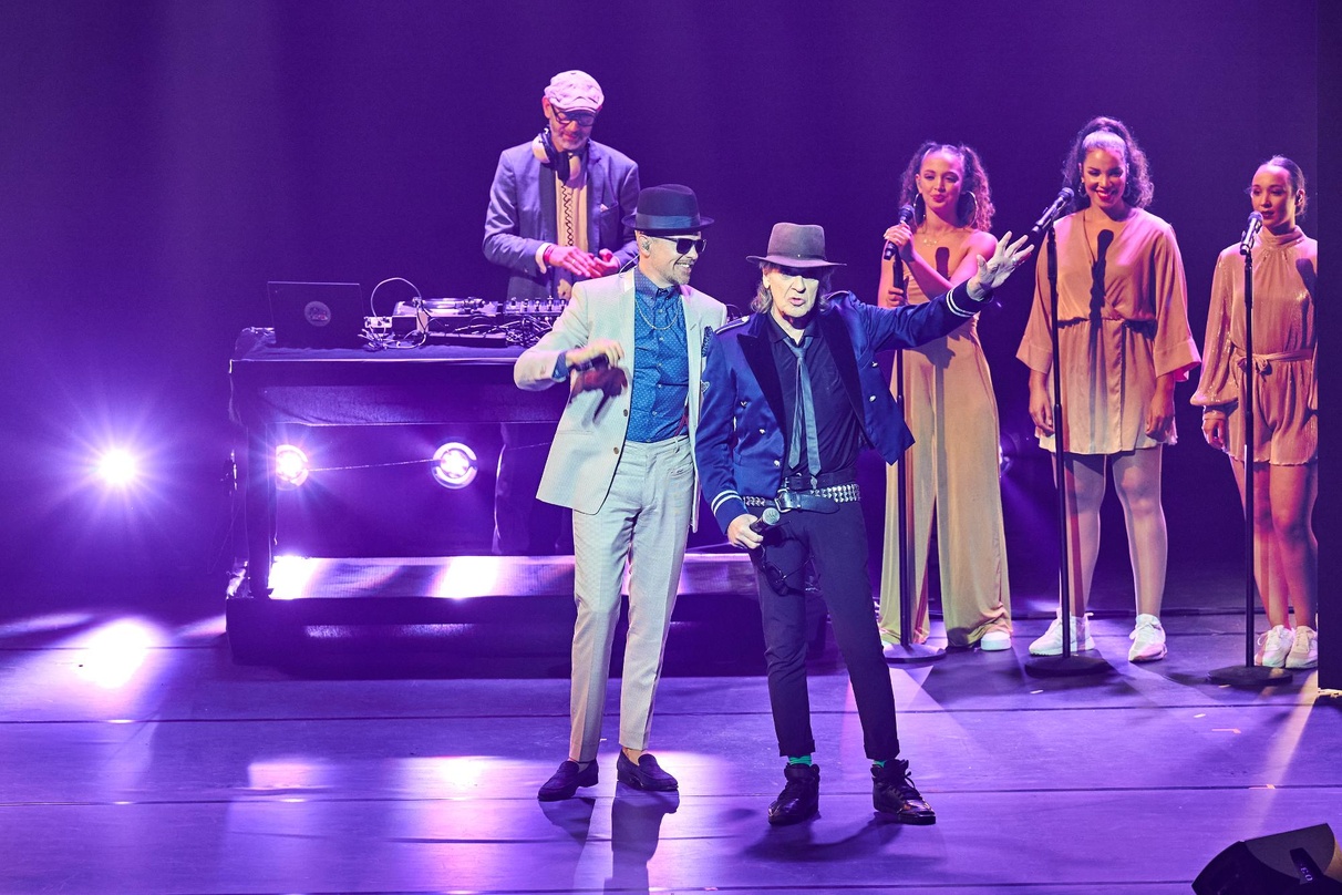 f85dd3aa2424c115a44f6eef0ca6a7dba1ec61bb8e6b442e8c8f657979440852 Bei der Liveperformance des Lindenberg-Klassikers "Reeperbahn": Jan Delay (links) und Udo Lindenberg