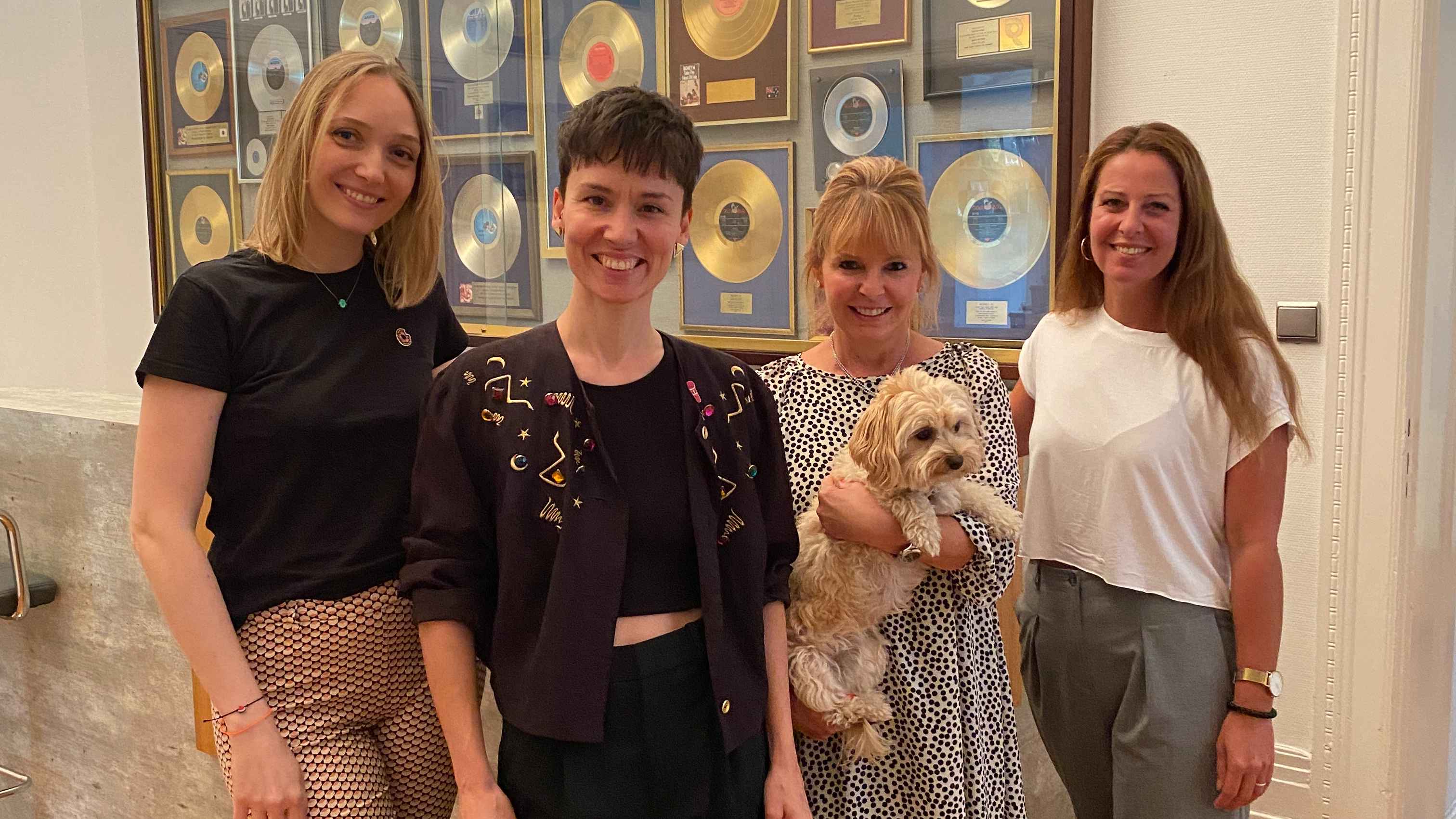 Besiegelten die Vertragsunterschrift (von links): Miriam Rech (Sync-Managerin Meisel Music), Linda Stark, Kirsten Meisel (Geschäftsführerin Edition Intro Meisel) und Ina Wiens (Copyright- ...
