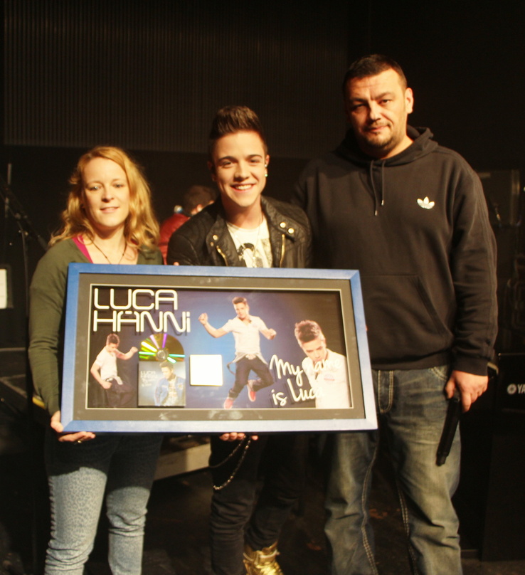 Freuten sich über Gold für "My Name is Luca" (von links): Suzy Binzegger (Product Manager Universal Music), Luca Hänni, Frank Wiedermann (313 Music)