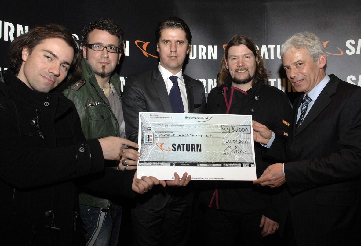 Zeigten Engagement für die Krebshilfe (v.l.n.r.): Philipp Rauenbusch, Uwe Bossert (beide Reamonn), Carsten Strese (Saturn), Ray Garvey (Reamonn) und Gerd Nettekoven (Deutsche Krebshilfe)