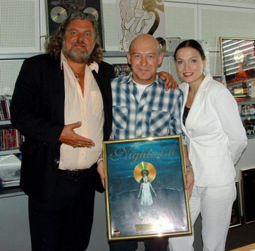 Freuen sich über den Erfolg (v.l.n.r.): Bogdan Kopec (GF Drakkar), Mitch Bräu (Director Trade Marketing Sony BMG) und Sängerin Taria Turunen