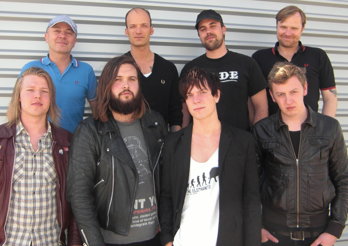 Neue Partner: Das Team von UMP mit den Musikern von The Durango Riot||Bei der Vertragsunterzeichnung trafen sich (hinten, v.l.n.r.): Peter Velte (Senior Director TV & Film Marketing, UMP),...