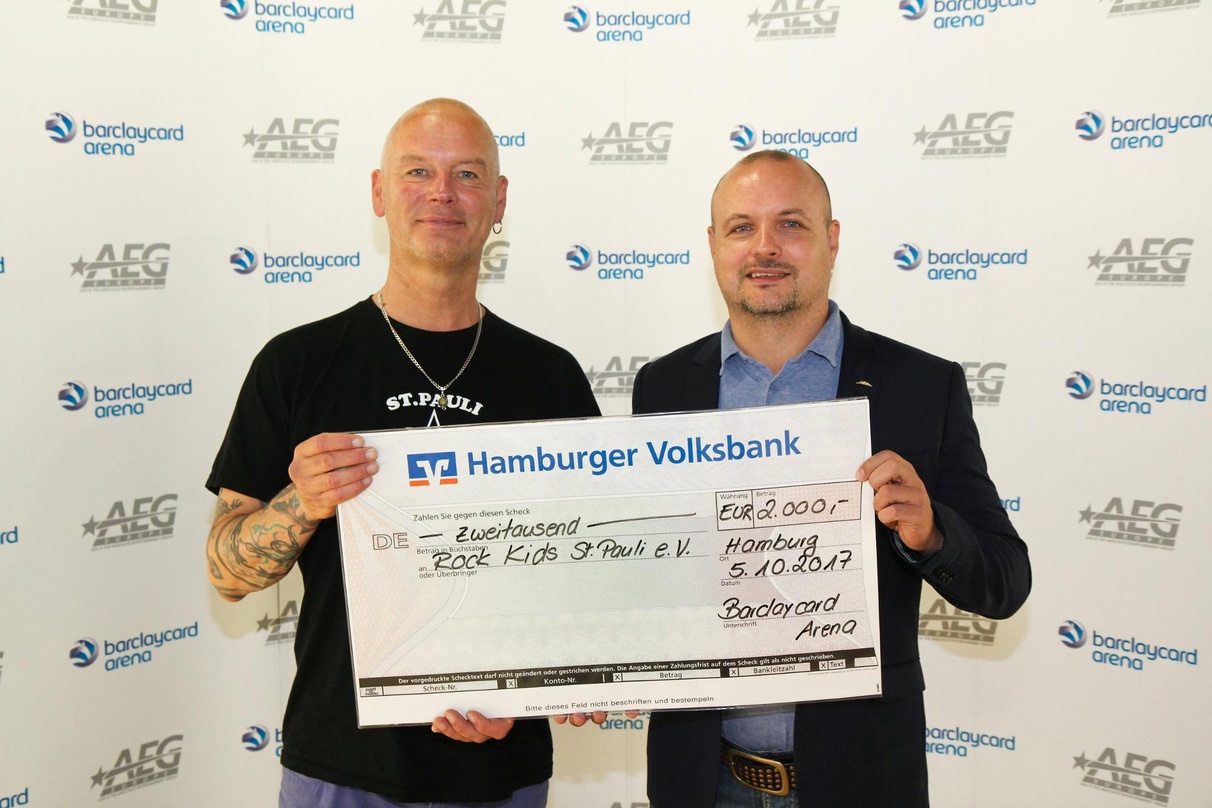 Bei der Spendenübergabe: Peter Achner (links, Rock Kids St Pauli e.V.) und Arena-Chef Steve Schwenkglenks