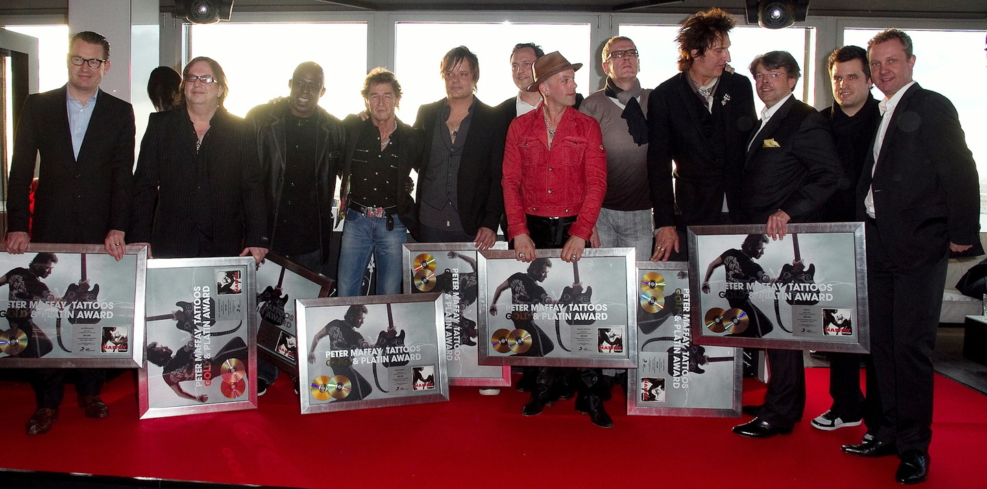 Trafen sich vor der Echo-Gala zur Platin-Verleihung: Peter Maffay und sein Team||Zur Edelmetallübergabe versammelten sich (v.l.n.r.): Kai Diekmann ("Bild"), Jean Jaques Kravetz, Ken Taylor...