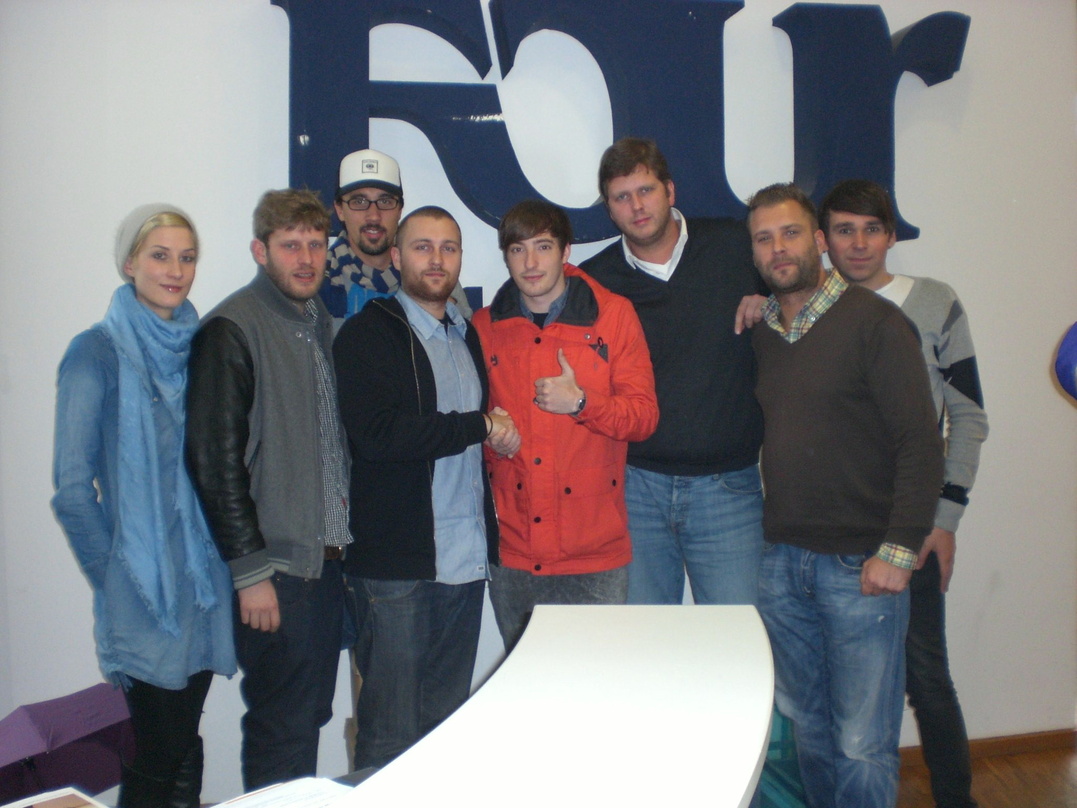 Neues Team (v.l.n.r.): Inga Sanmann und Beat Gottwald (beide Management Casper), Tobias Zumak (Community Manager Four Music), Michael Stockum (A&R Manager Four Music), Casper, Mark Löscher...