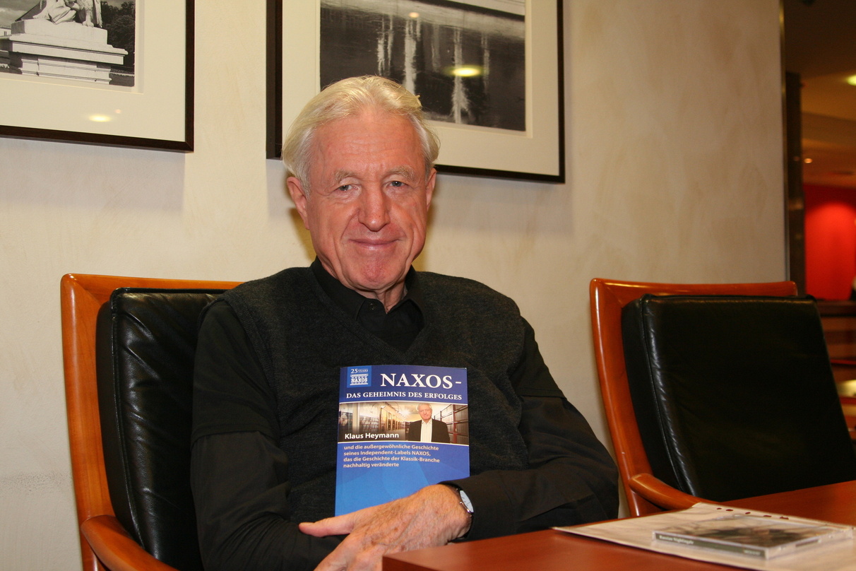 Das Geheimnis seines Erfolgs hält er in Händen: Naxos-Gründer Klaus Heymann