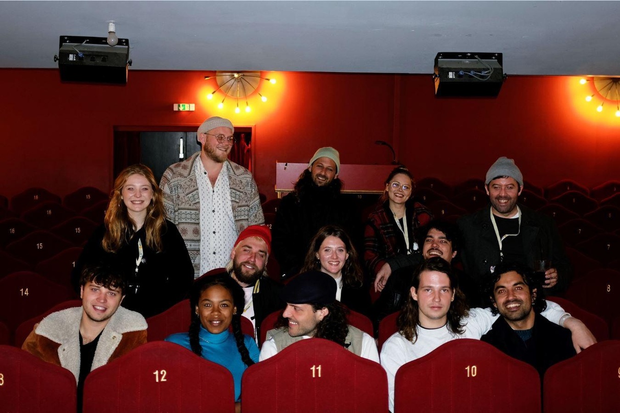 Versammelten sich im Kino (oben, von links): Clara Oster, Gino Buragevic, Philipp Herder, Daria Wabnitz und Tobias Herder zusammen mit (Mitte, von links) Ludwig Henze, Matilda Pfeil, Jorin...