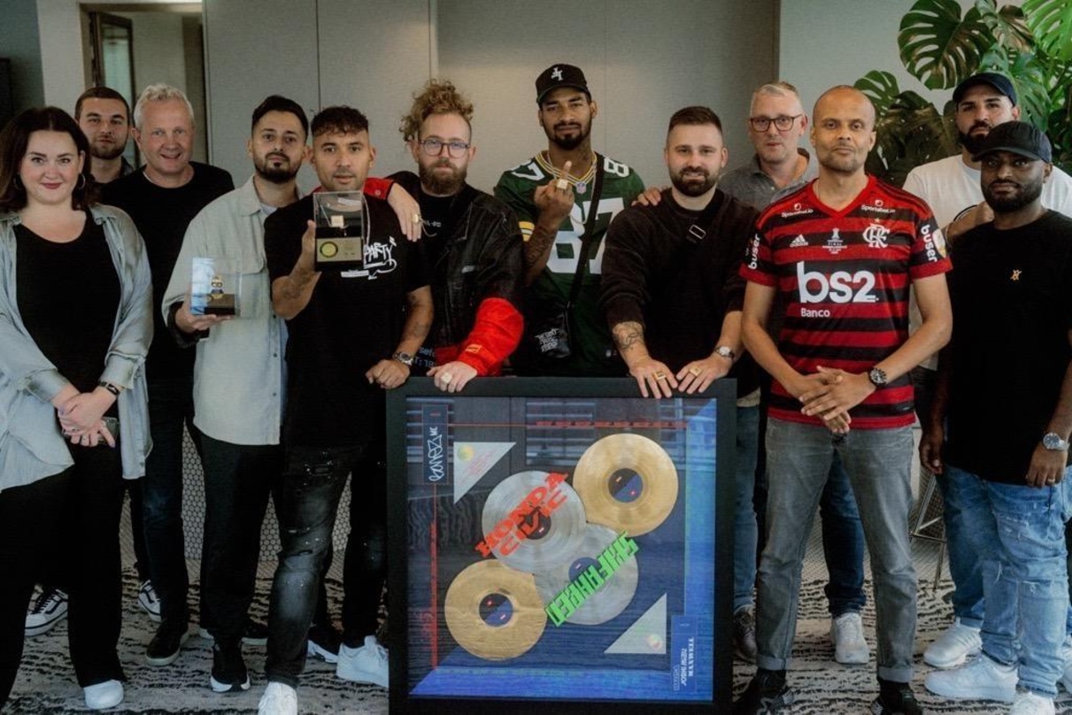 Haben einen Grund zum Anstoßen: Mo Bojarski (Senior Label Manager Gold League), Raphael Poetgens (Marketing und Label Manager Gold League), Andre Mühlhausen (Senior Vice President Commerci...