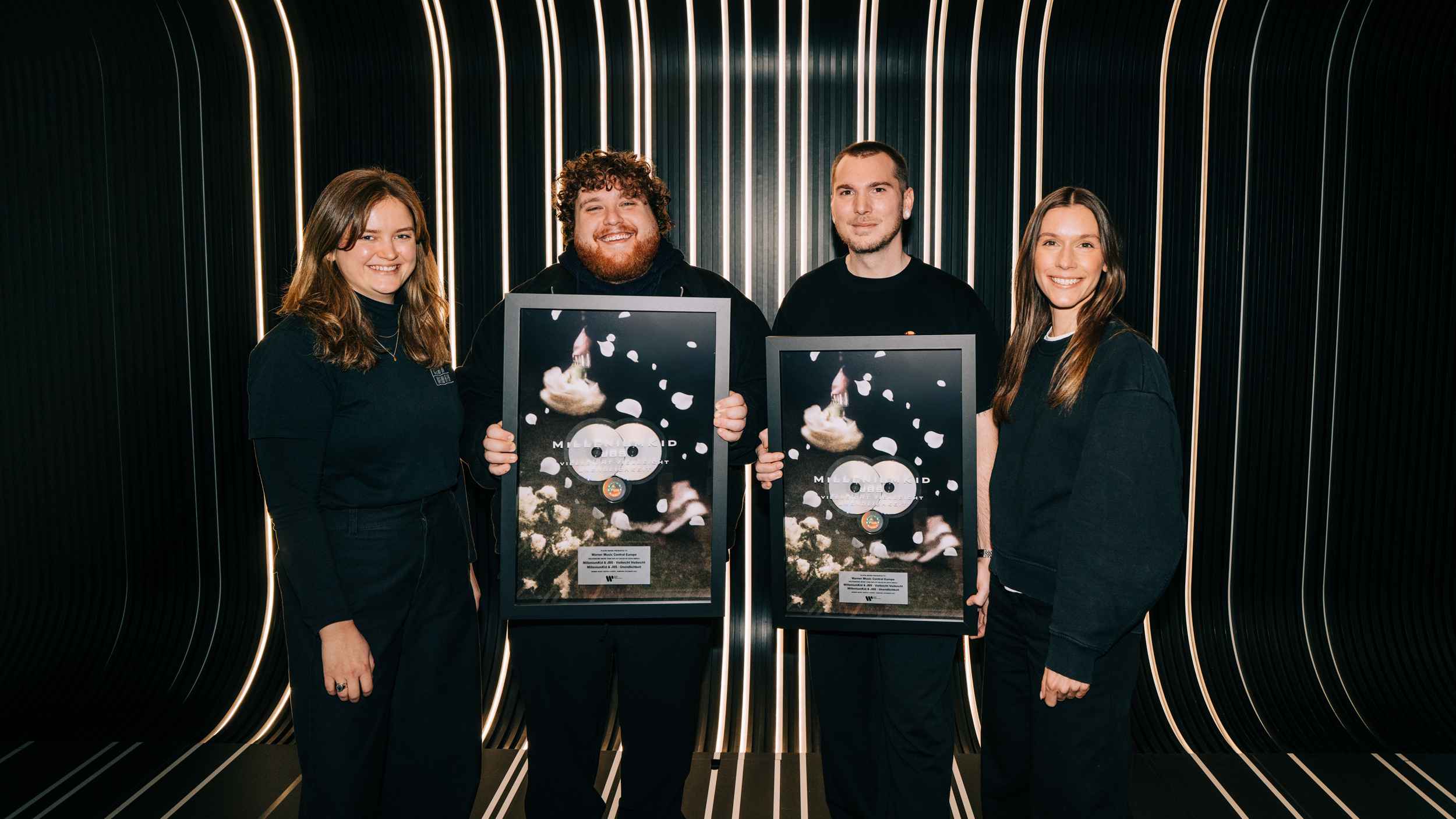 Mit den Platin-Awards (von links): Lisa Heins (Senior Marketing Manager Pop / Alternative), MilleniumKid, Mathias Schorer (Director A&R Pop / Alternative) und Lea Londa (Director Marketing...