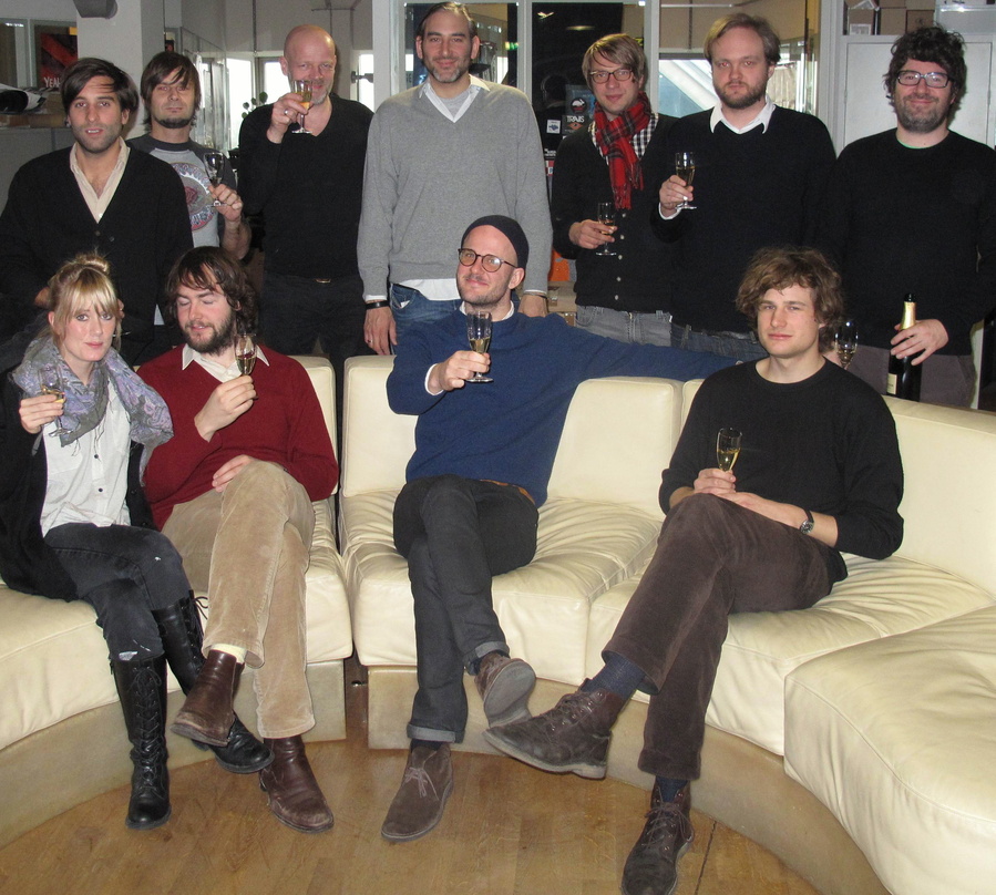 Arbeiten künftig zusammen: Universal Music und Shout Out Louds||Zur Vertragsunterzeichnung in Berlin trafen sich (vorn, v.l.n.r.): Bebban Stenborg, Ted Malmros, Eric Edman und Carl von Arb...