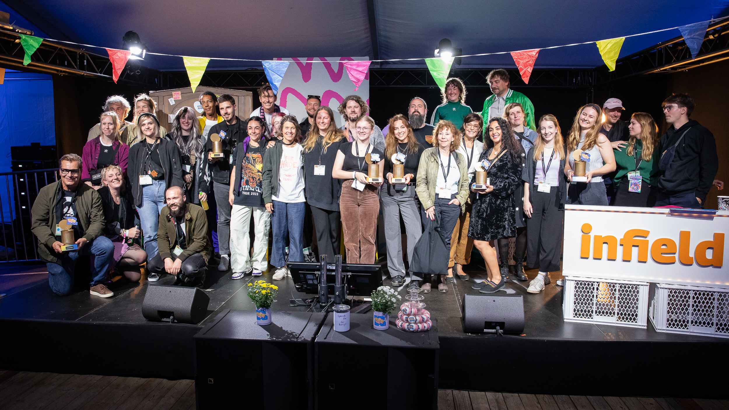 Posierten mit ihren Preisen: Die Gewinner:innen des Helga! Festival Awards.