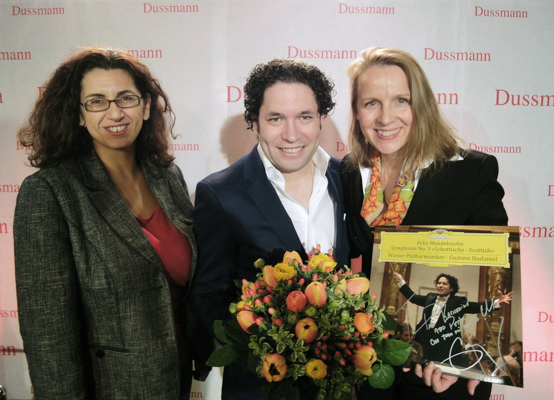 Hoffen auf gute Erlöse für die musizierenden venezolanischen Kinder (von links): Kleopatra Sofroniou (Universal Classics & Jazz), Gustavo Dudamel und {mlbipers.21808.Julia Claren|U|T|9214}...