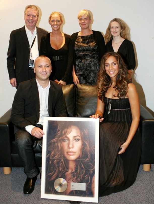 Trafen sich zur Platin-Verleihung nach dem Boxkampf: Sony BMG und Leona Lewis||Zur Verleihung trafen sich (hinten, v.l.n.r.): Rolf Schmidt-Holtz (CEO Sony BMG), Nicola Carson (Management L...