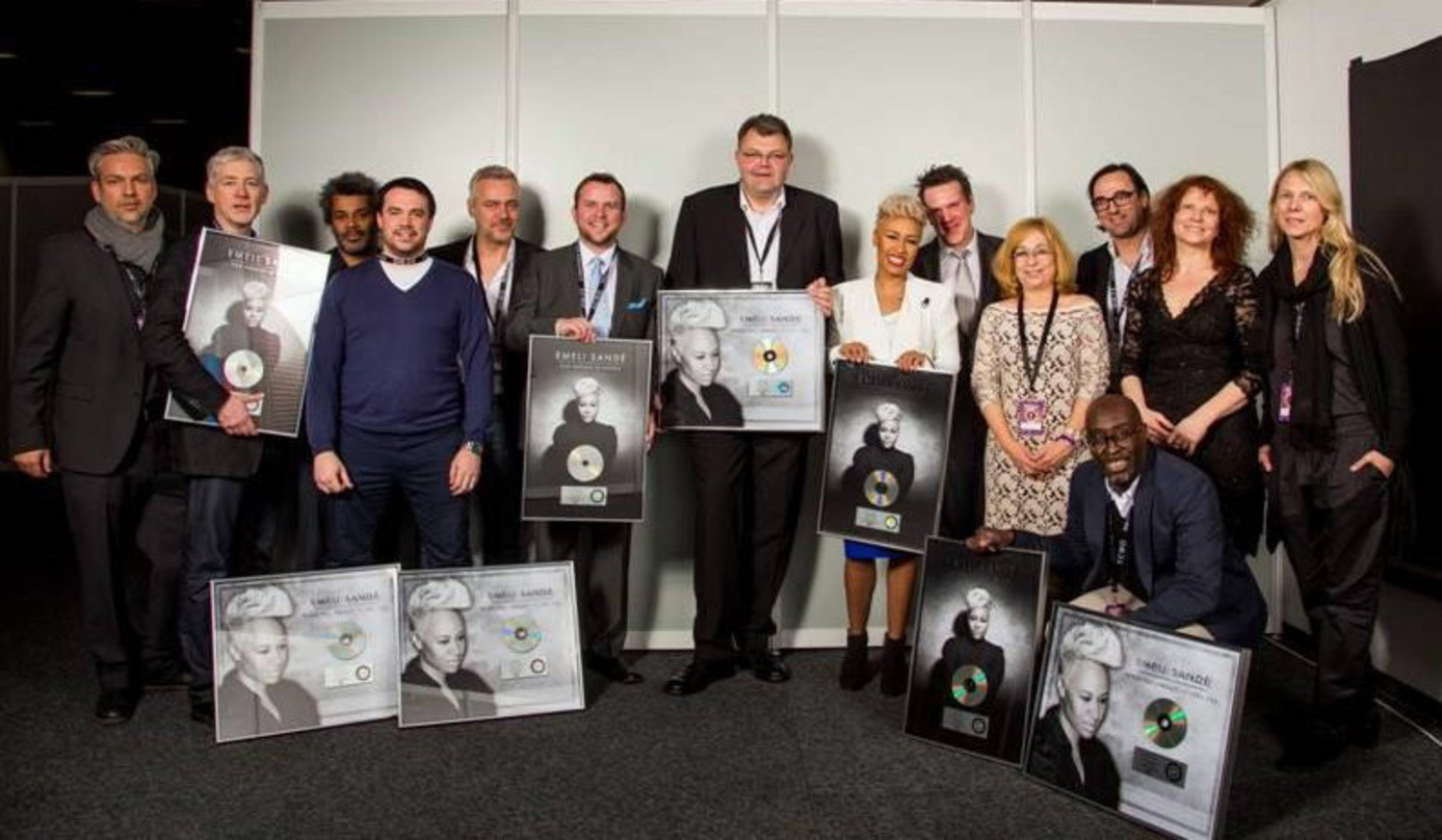 Vor dem Echo kam es zur Platin-Verleihung: Emeli Sandé und ihr EMI-Team||Vor dem Echo kam es zur Platin-Verleihung (von links): Giacomo La Tragna (Head of Promotion & TV Media Cooperation ...