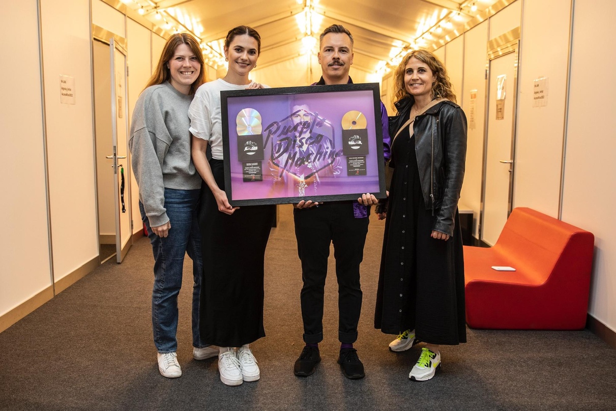 Trafen sich beim Argovia Fäscht (von links): Caroline Fregelius, Iva Saravanja, Purple Disco Machine und Anja Küng