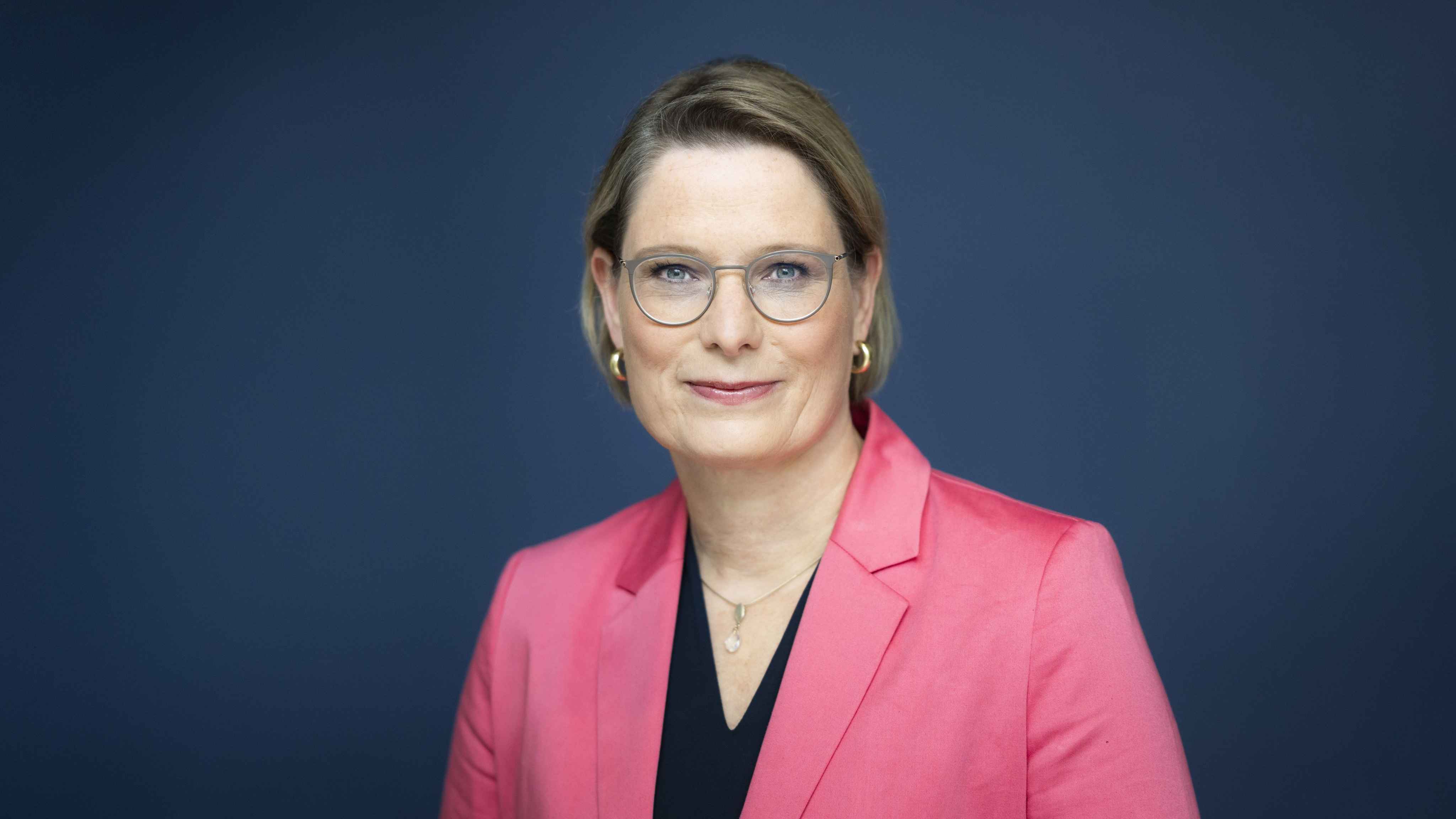 Hält die Hauptkeynote: Stefanie Hubig (Bundesministerin der Justiz und für Verbraucherschutz).